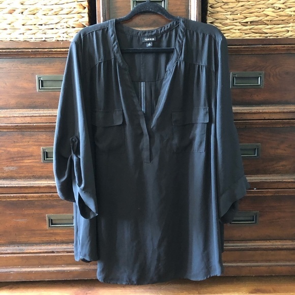 Torrid black Harper roll tab blouse in size 4x - Picture 1 of 7